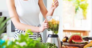 Affordable smoothie blender blending fresh fruit and ice into a creamy drink, ideal for everyday home use in California